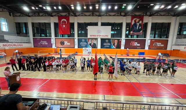 Badminton kortunda 8 ilden 40 sporcu mücadele etti