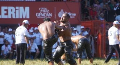 Başpehlivanlar çeyrek final için güreşti