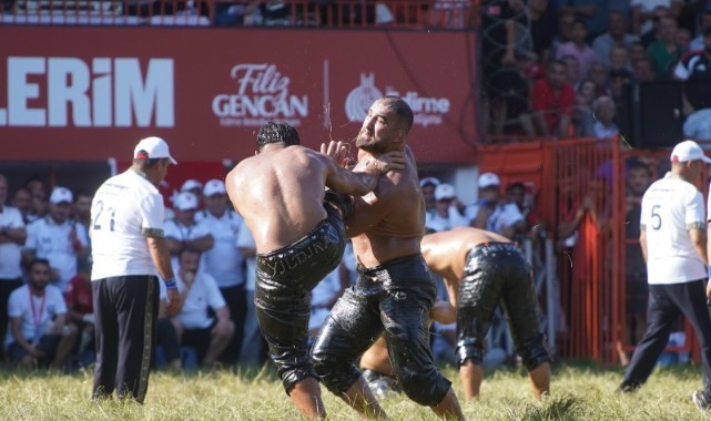 Başpehlivanlar çeyrek final için güreşti