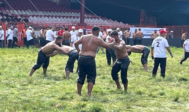 Başpehlivanlık öncesi dualı çayırda büyük heyecan