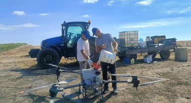 Drone İle İlaçlıyor, Güneş Enerjisiyle Suluyorlar