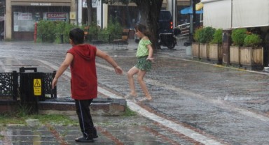 Edirne'de sağanak geldi, en güzel görüntüyü çocuklar verdi