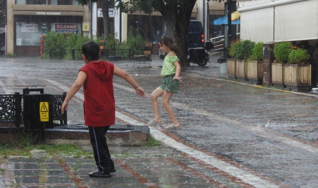 Edirne'de sağanak geldi, en güzel görüntüyü çocuklar verdi