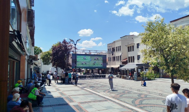   Edirneliler başpehlivanları dev ekran başında izledi