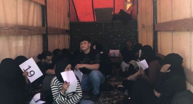 Kapalı kasa kamyonette 20 düzensiz göçmen yakalandı