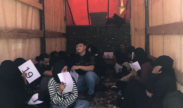 Kapalı kasa kamyonette 20 düzensiz göçmen yakalandı