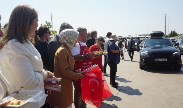 Kapıkule'den giriş yapan gurbetçilerden Bakan Göktaş'a yoğun ilgi