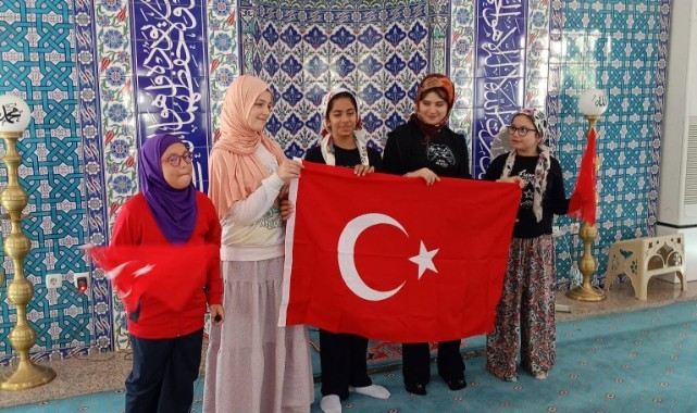 Minarelerden yükselen ruh, çocukların dualarında yaşadı