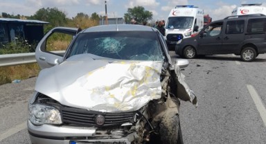 Otomobille kamyonet çarpıştı: 6 yaralı
