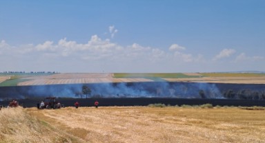 Rüzgâr yangını büyüttü, saman balyaları küle döndü