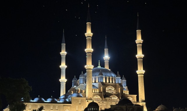 Şehitlerin anısına minarelerden sela sesleri yükseldi