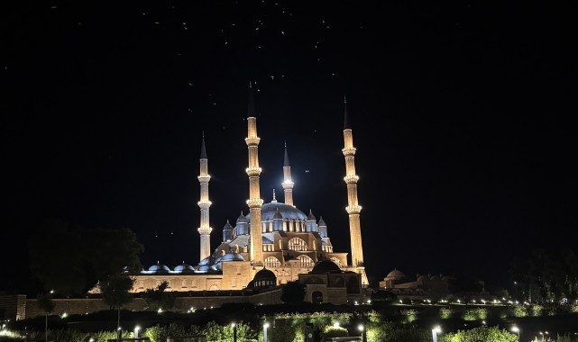 Şehitlerin anısına minarelerden sela sesleri yükseldi
