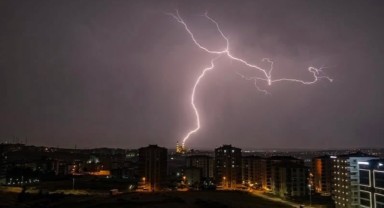 Şimşekler Kent Semalarını Aydınlattı