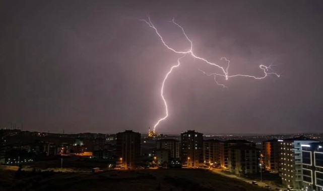 Şimşekler Kent Semalarını Aydınlattı