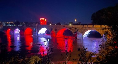 Tarihi köprüler kırmızı beyaz ışıklarla geceyi aydınlattı