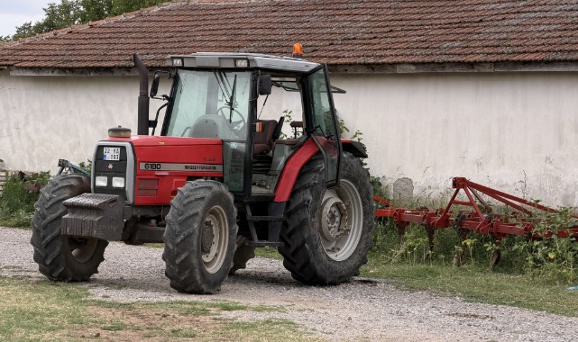 Traktör ile pulluk arasına sıkışan kişi yaralandı
