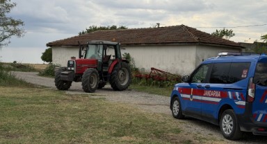 Traktör ile pulluk arasına sıkışan kişi yaralandı