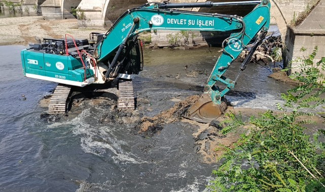 Tunca'daki adacıklar iş makineleriyle kaldırıldı