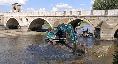 Tunca'daki adacıklar iş makineleriyle kaldırıldı