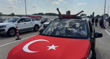 Türk Bayraklarıyla yurda giriş: Gurbetçiler tatil için Türkiye’de