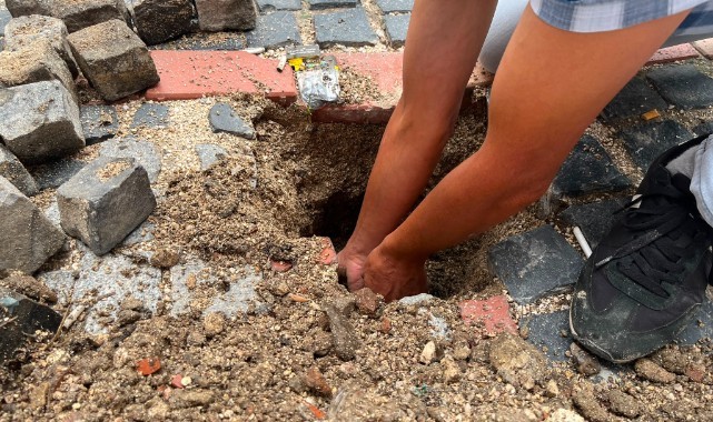 Vatandaş kendi güvenliği için yolu onardı