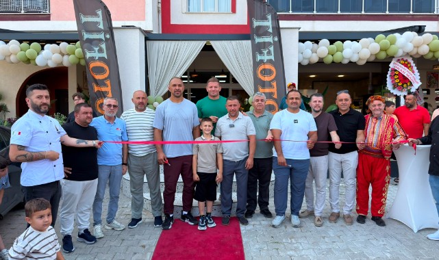 Yağlı güreşin şampiyonları kafe açılışında