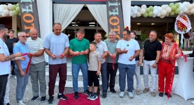 Yağlı güreşin şampiyonları kafe açılışında