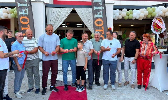 Yağlı güreşin şampiyonları kafe açılışında