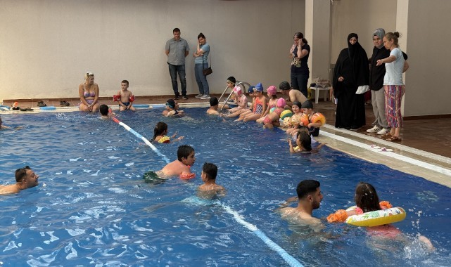 Yüzme kursu özel çocukların gelişimine katkı sağlıyor