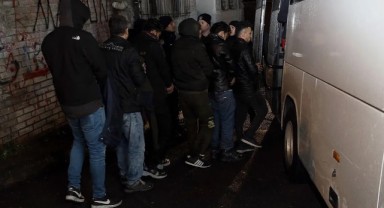 Araçta 16 Düzensiz Göçmen Yakalandı