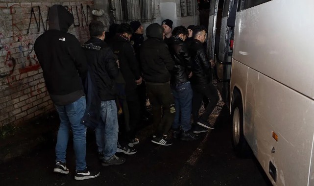 Araçta 16 Düzensiz Göçmen Yakalandı