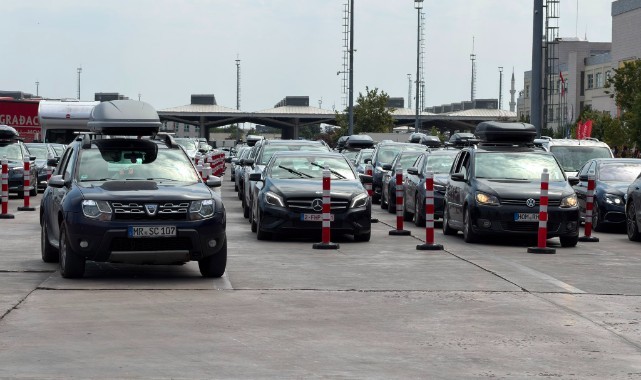 Gurbetçilerin Türkiye yolculuğu sınır kapılarındaki trafiği artırdı