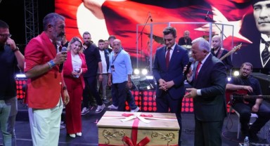  İpsala’da Hakan Altun’a anlamlı hediye: Pirinçli çeyiz sandığı