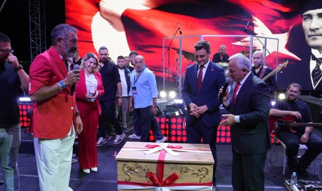 İpsala’da Hakan Altun’a anlamlı hediye: Pirinçli çeyiz sandığı