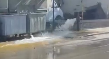 İtfaiye Vanasındaki Arıza Caddeyi Su Altında Bıraktı