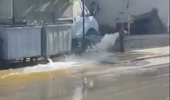 İtfaiye Vanasındaki Arıza Caddeyi Su Altında Bıraktı