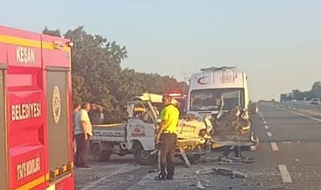 Kamyonete Çarpan Sürücü Kurtarılamadı