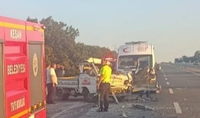 Kamyonete Çarpan Sürücü Kurtarılamadı