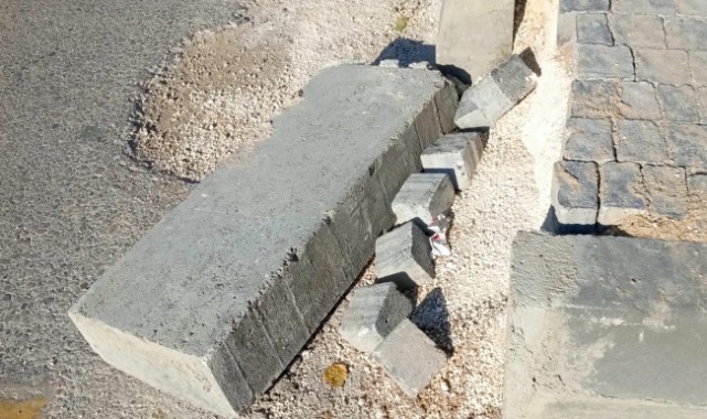 Kıyık Caddesi’nde Yeni Kaldırım Dağıldı, Durak Yanı Çöplüğe Döndü