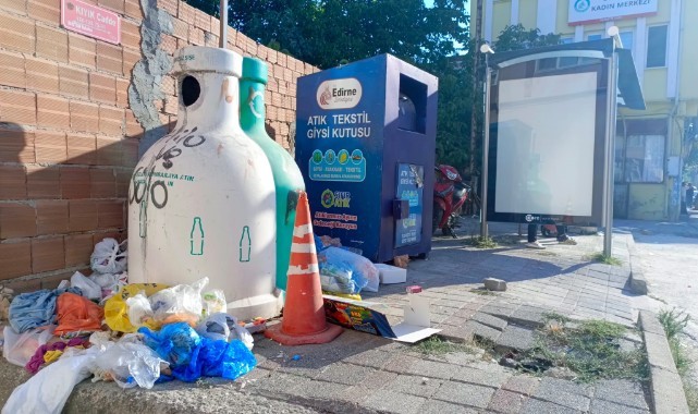 Kıyık Caddesi’nde Yeni Kaldırım Dağıldı, Durak Yanı Çöplüğe Döndü