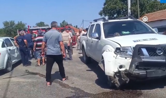 Otomobille Kamyonet Çarpıştı: 3 Yaralı