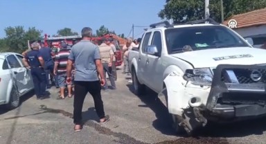 Otomobille Kamyonet Çarpıştı: 3 Yaralı