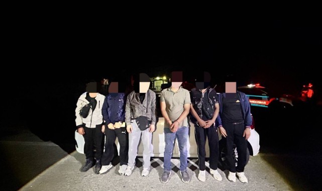 Şüpheli araçta 5 düzensiz göçmen yakalandı, sürücüye 25 bin 758 lira ceza kesildi