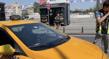 Taksi Ücretini Ödemeden Ortadan Kayboldu, Eşyalarını Araçta Bıraktı
