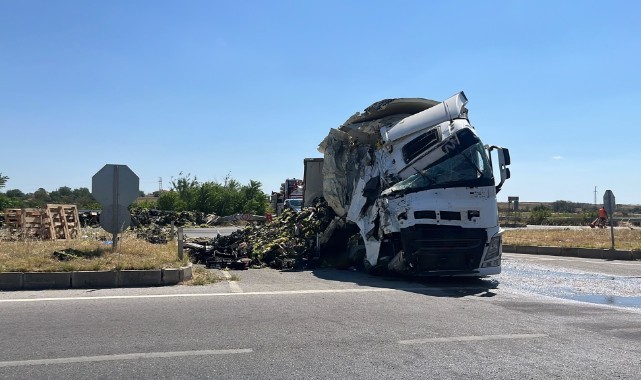Tır Devrildi, Yol Kapandı