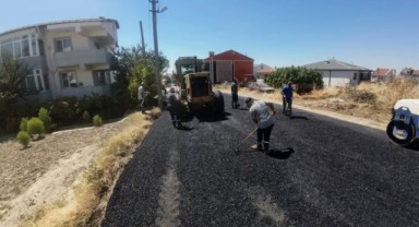 Yıpranan güzergâhlarda onarımın ardından asfaltlama yapılıyor