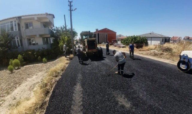 Yıpranan güzergâhlarda onarımın ardından asfaltlama yapılıyor