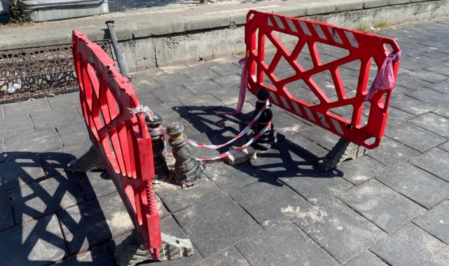 Yürüyüş Parkurunda Yol Çöktü Belediye Ekipleri Bariyerle Bölgeyi Kapatıp Gitti