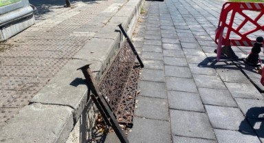Yürüyüş Parkurunda Yol Çöktü Belediye Ekipleri Bariyerle Bölgeyi Kapatıp Gitti