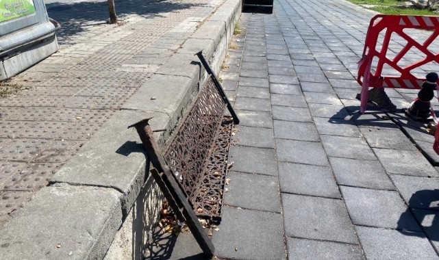 Yürüyüş Parkurunda Yol Çöktü Belediye Ekipleri Bariyerle Bölgeyi Kapatıp Gitti